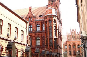 Na wprost widać fragment Dworu Artusa, po lewej budynek poczty głównej a po prawej kościół Św. Ducha #Toruń