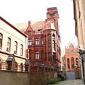 Na wprost widać fragment Dworu Artusa, po lewej budynek poczty głównej a po prawej kościół Św. Ducha #Toruń