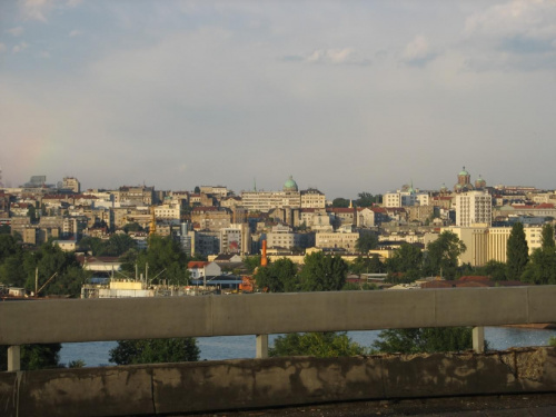 Stolica Serbii - Belgrad - przez szybę samochodu. Na południe od niego kończy się cywilizacja a zaczynają dzikie Bałkany...
