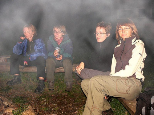 Ogniskowe śpiewanie w dymie. Od lewej: Iza, Marta, Basia i Anna*