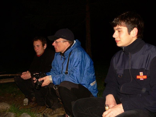 Podczas sobotniego ogniska, Hannibal, Marek i PK słuchając gry forumowego wirtuoza gitary -Kaśki (Łośka)