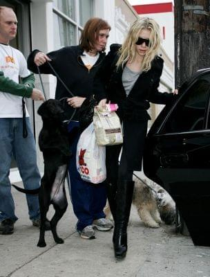 Ashley picks up dogs at Petco -styczeń 2007