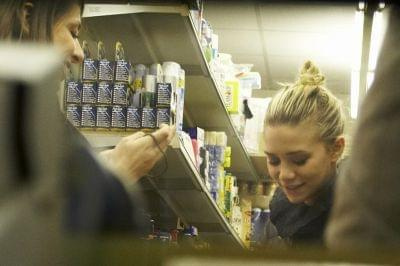 MK and Ash doing late-night food shopping in Paris-marzec 2007