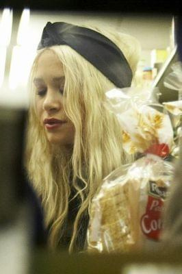 MK and Ash doing late-night food shopping in Paris-marzec 2007