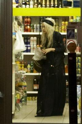 MK and Ash doing late-night food shopping in Paris-marzec 2007