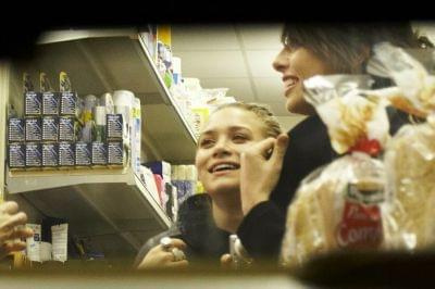 MK and Ash doing late-night food shopping in Paris-marzec 2007