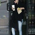 Ashley stops at Starbucks in LA-Hollywood-marzec 2007