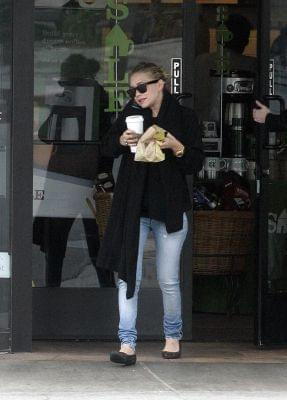 Ashley stops at Starbucks in LA-Hollywood-marzec 2007