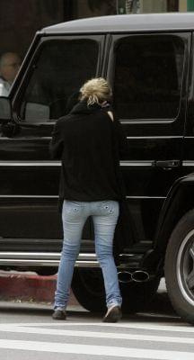 Ashley stops at Starbucks in LA-Hollywood-marzec 2007