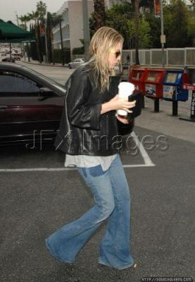 Ashley leaving starbucks3-marzec 2007