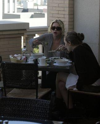 Ashley having lunch with Lizzie in Beverly Hills-marzec 2007