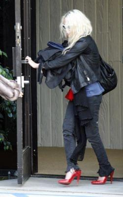 MK and Ash leaving a building in Culver City-marzec 2007