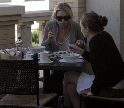 Ashley having lunch with Lizzie in Beverly Hills-marzec 2007