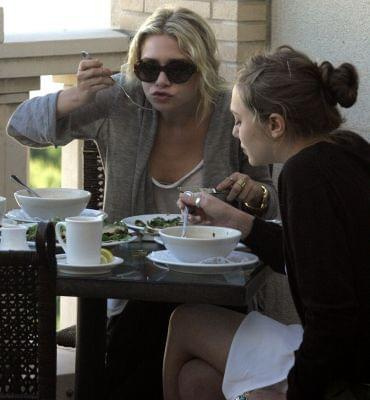 Ashley having lunch with Lizzie in Beverly Hills-marzec 2007