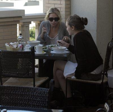 Ashley having lunch with Lizzie in Beverly Hills-marzec 2007