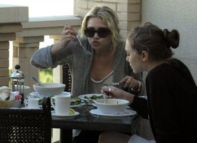 Ashley having lunch with Lizzie in Beverly Hills-marzec 2007