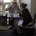 Ashley having lunch with Lizzie in Beverly Hills-marzec 2007