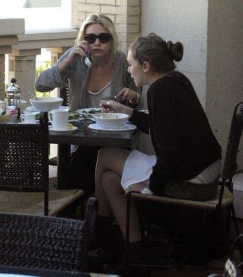 Ashley having lunch with Lizzie in Beverly Hills-marzec 2007