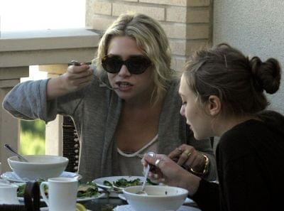 Ashley having lunch with Lizzie in Beverly Hills-marzec 2007