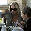 Ashley having lunch with Lizzie in Beverly Hills-marzec 2007