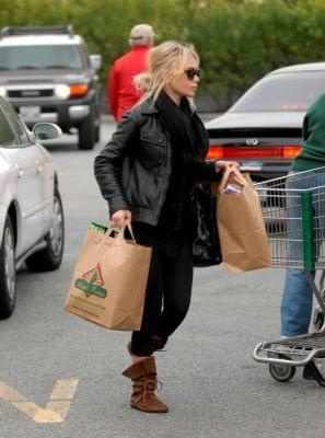 MK and Ash buy groceries in LA-marzec 2007