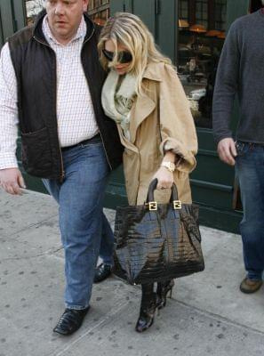 Ash leaving Rio Mar restaurant in NYC’s Meatpacking District-marzec 2007