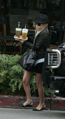 Ashley going to and from Starbucks-paparazzi kwiecień 2007