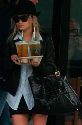 Ashley going to and from Starbucks-paparazzi kwiecień 2007