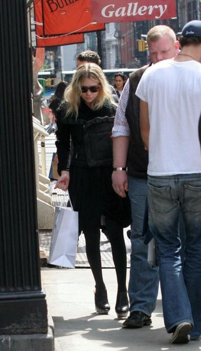 Ashley shopping in Soho,NYC-paparazzi kwiecień 2007