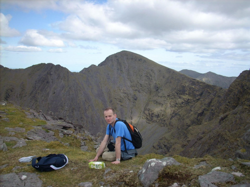 Carrantuohill (1039m.n.p.m.)- najwyższy szczyt Irlandii.-a my jesteśmy na szczycie Cahel-1002m.n.p.m.