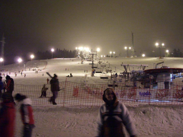 Pierwszy wieczór na Bani w Białce Tatrz. Kiedy stanąłem na tym łagodnym wzniesieniu z nartami przypiętymi do nóg, te ostatnie zaczęły się nieźle trząść.
