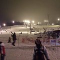 Pierwszy wieczór na Bani w Białce Tatrz. Kiedy stanąłem na tym łagodnym wzniesieniu z nartami przypiętymi do nóg, te ostatnie zaczęły się nieźle trząść.