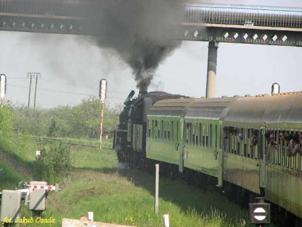 Ol49-111 z pociągiem Hefajstos wyjeżdża z Leszna. Lokomotywa ledwo dawała radę z tak długim składem - opóźnienie gotowe :)