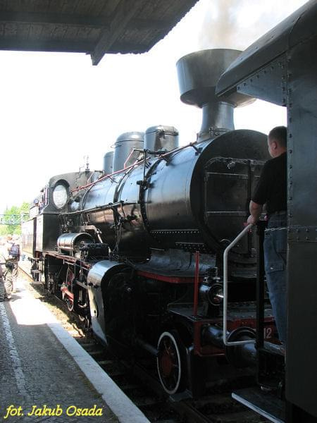 Tr12-25 z pociągiem retro do Tuchoży