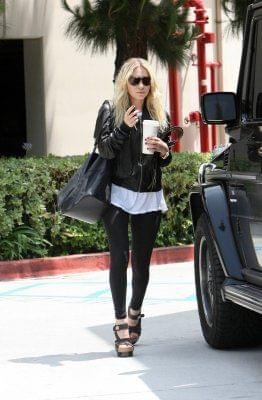 Ashley shopping in Beverly Hills-paparazzi kwiecień 2007