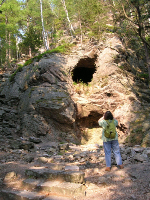 zaglądając do jaskinii, w końcu nie ma sobie co odmawiać..... #karpacz #praga #góry