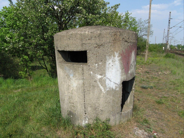 Okrąglak obronny, koło mostu kolejowego.