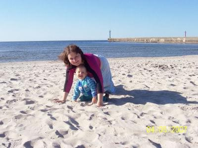 Weronika z mamą na plaży.