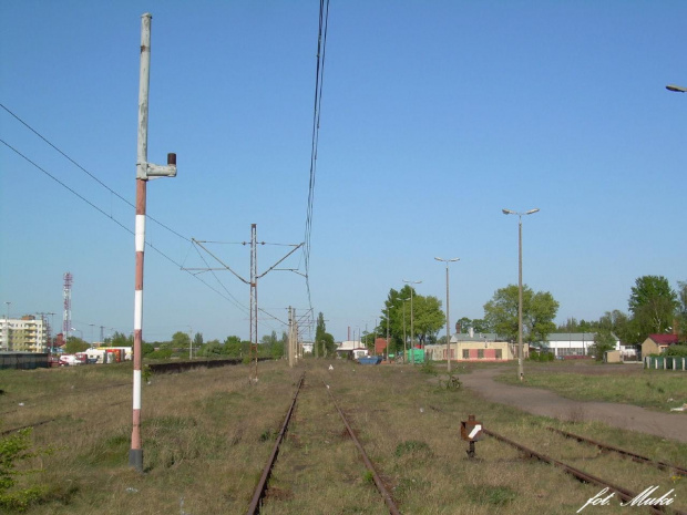 Podąrzamy w stronę stacji, mijamy jedyny pozostały słup semafora na całej stacji...