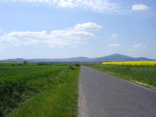Widok na (od lewej) Wzgórze Oleszeńskie, Radunie, Ślęże, oraz Wieżyce #WycieczkiRowerowe