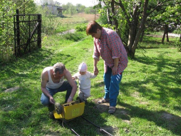 02_05 - pomagałam dziadkowi czyścić kosiarkę :D