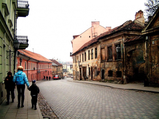 Wilno.ul. Zarzeczna w dół do placyku z Rzeźbą Anioła Zarzecza(Użupio Angelas) Zarzecze jest najpiękniejszą dzielnicą Wilna, kilka domów czeka jeszcze swojej kolejki restaurowania.Przed wojną w domie pod Nr.24,(brama i fragment domu po prawej)mieszkał z...