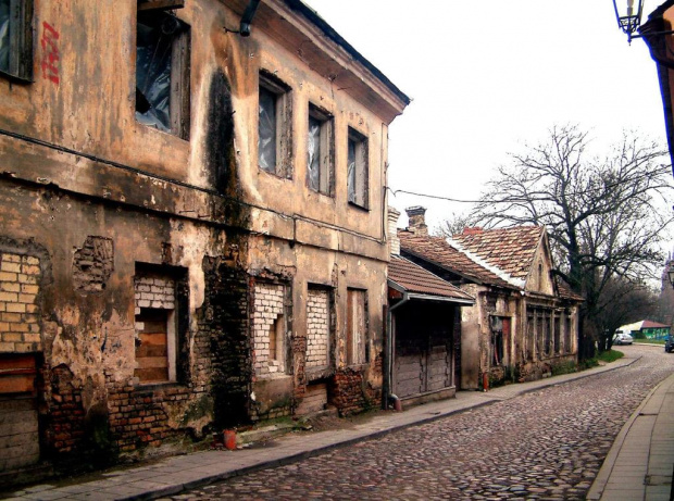 Wilno.Zarzecze,ul.Młynowa prowadzi z Zarzecza na starówkę, gdzie tuż przy ogrodzie Botanicznym znajduje się kosciół Św.Anny i pomnik Adama Mickiewicza.Na ulicy Młynowej nr.2 w latach 1934 -1936 mieszkał poeta Konstanty Ildefons Gałczyński.