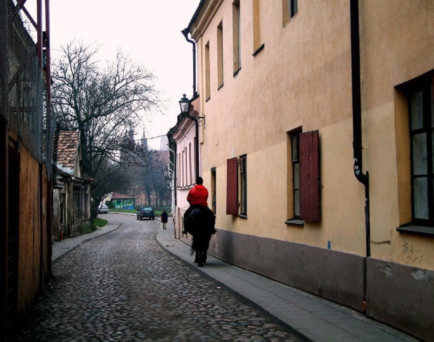 Wilno.Zarzecze,ul.Młynowa prowadzi z Zarzecza na starówkę, gdzie tuż przy ogrodzie Botanicznym znajduje się kosciół Św.Anny i pomnik Adama Mickiewicza.Na ulicy Młynowej nr.2 w latach 1934 -1936 mieszkał poeta Konstanty Ildefons Gałczyński.