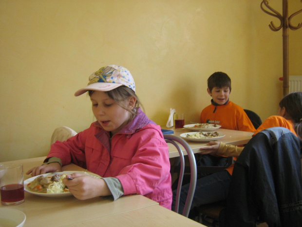Posiłek po Marszu i Festynie a przed odwiedzinami u Bartka w szpitalu - Festyn - Marsz Godności , 7 maja 2007 roku.
