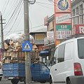 W Rumunii do przewozu wykorzystuje się wszelkie dostępne środki i metody. Siano na dachu, płaty siatki ogrodzeniowej na pędzącej autostradą Dacii lub szafa na furze nie należą do rzadkości.
