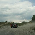 jedziemy, jedziemy, a tu nagle koniec asfaltu. czy ktoś by się tym przejmował? nie takie atrakcje spotykaliśmy po drodze