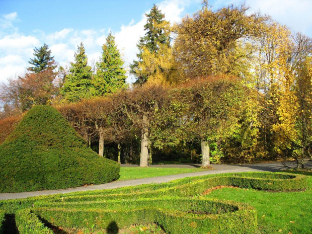 Park w Gdańsku Oliwie,zamek królewski.