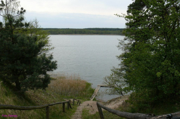 Pole namiotowe Rybacza Buda nad jeziorem Nidzkim #RybaczaBuda #Mazury #JezioroNidzkie #Breyt #Remes