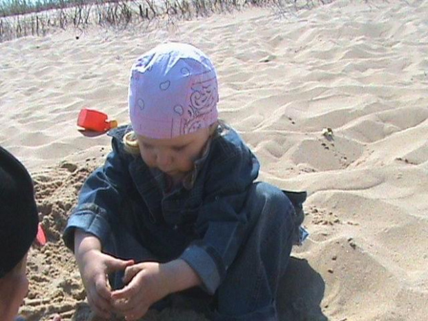 Wiosenny pobyt na plazy.Oliwia lubi sie bawic w piasku.
